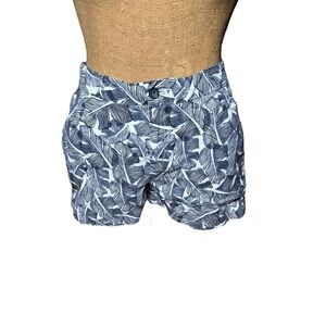 Banana Republic Women’s Blue and White Leaf Print Shorts Size 8